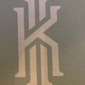 (NIB) Mens Kyrie Bball shoes size 11